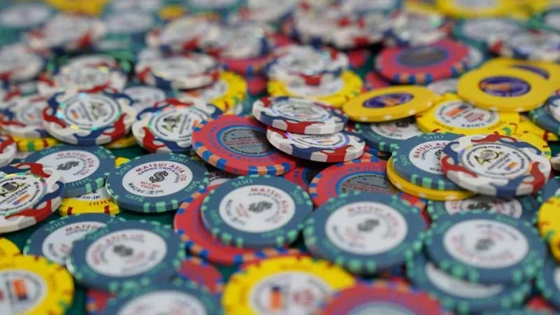 Casino-Atmosphäre mit Spielautomaten